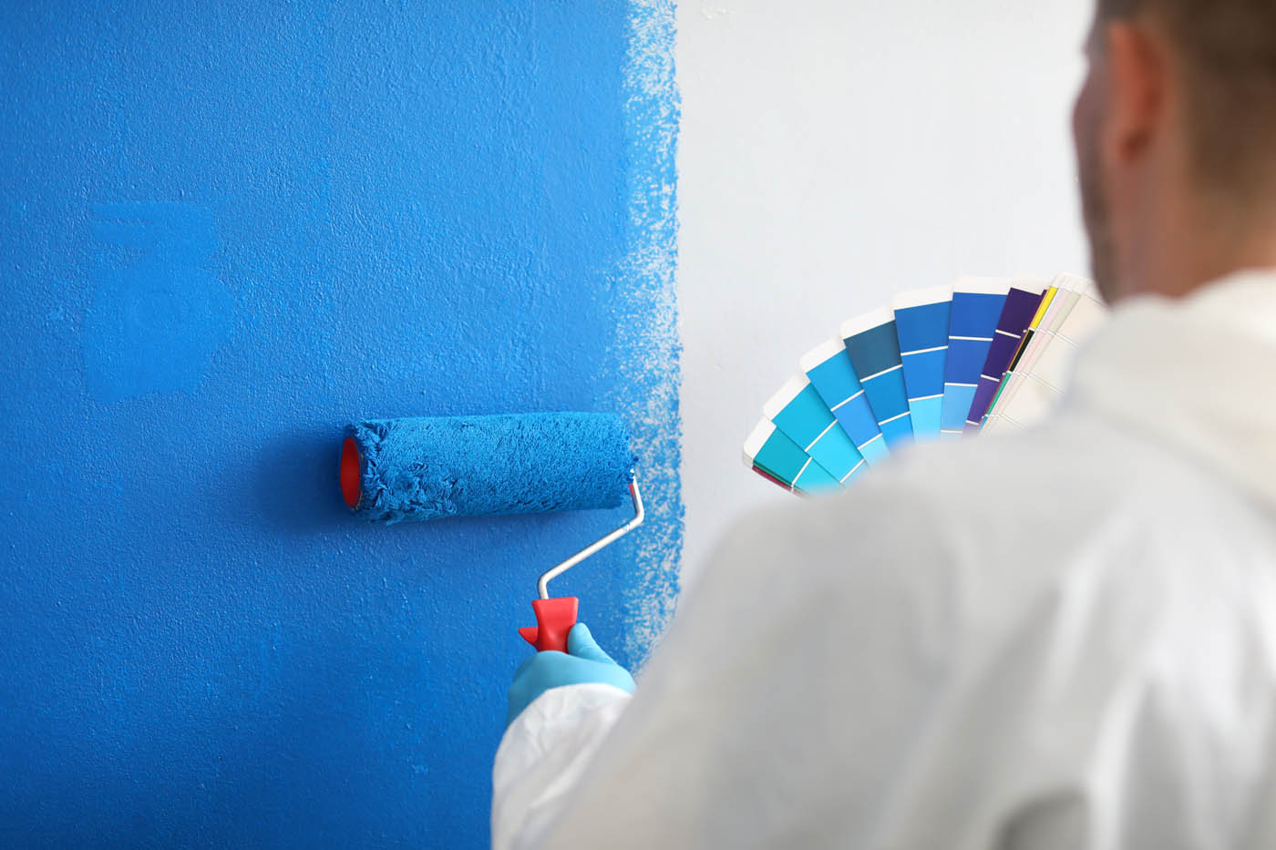 Application de peinture au rouleau sur un mur